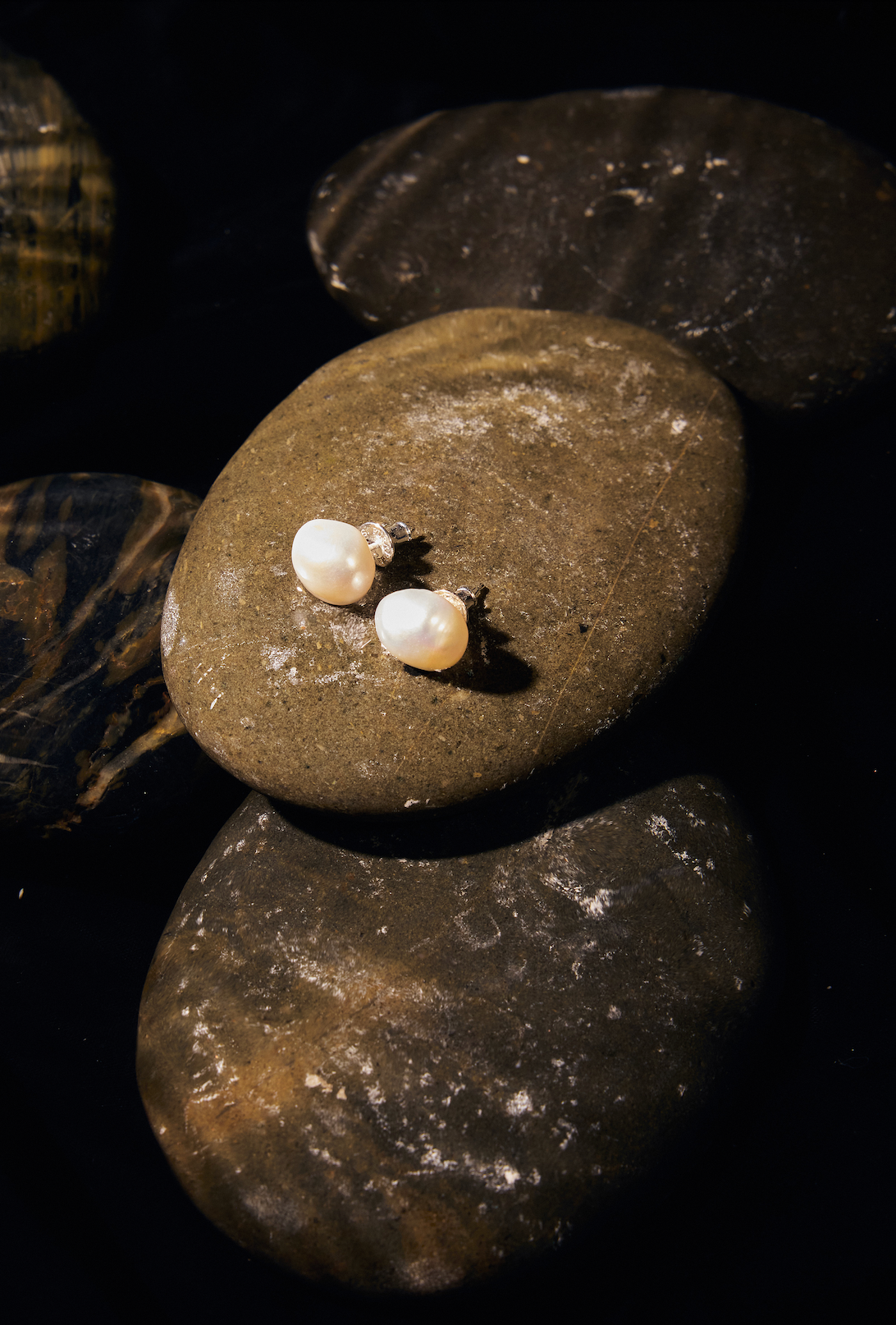 "The Lune" | Classic White Baroque Pearl Studs (No. LU.26I.01)